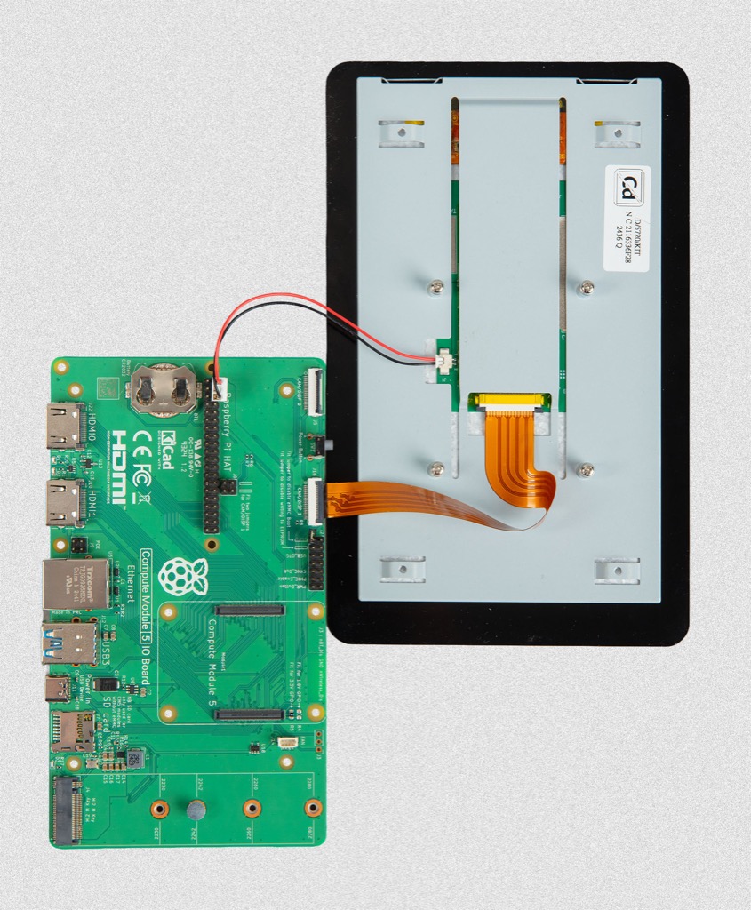 连接到触摸显示屏 2 的 Raspberry Pi Compute Module IO 板