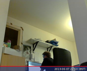 默认情况下,fswebcam 使用低分辨率,并添��加一个显示时间戳的横幅