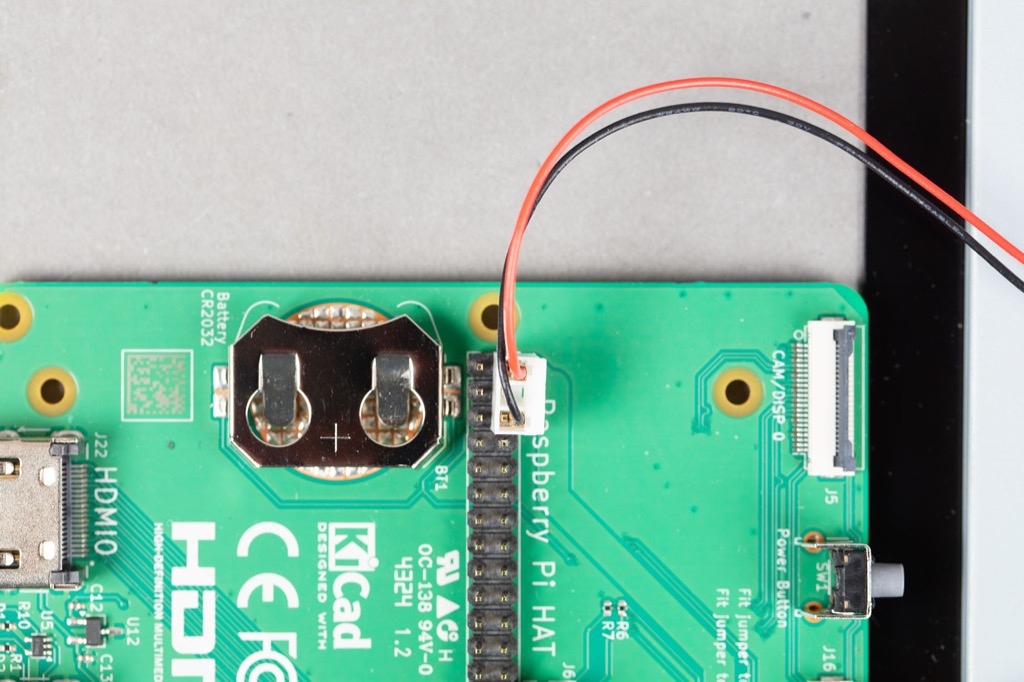 GPIO 电源线正确安装在 Raspberry Pi Compute Module IO 板上的图示